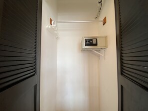 In-room safe, desk, free WiFi, bed sheets - Hotel Marcianito (Isla Mujeres)