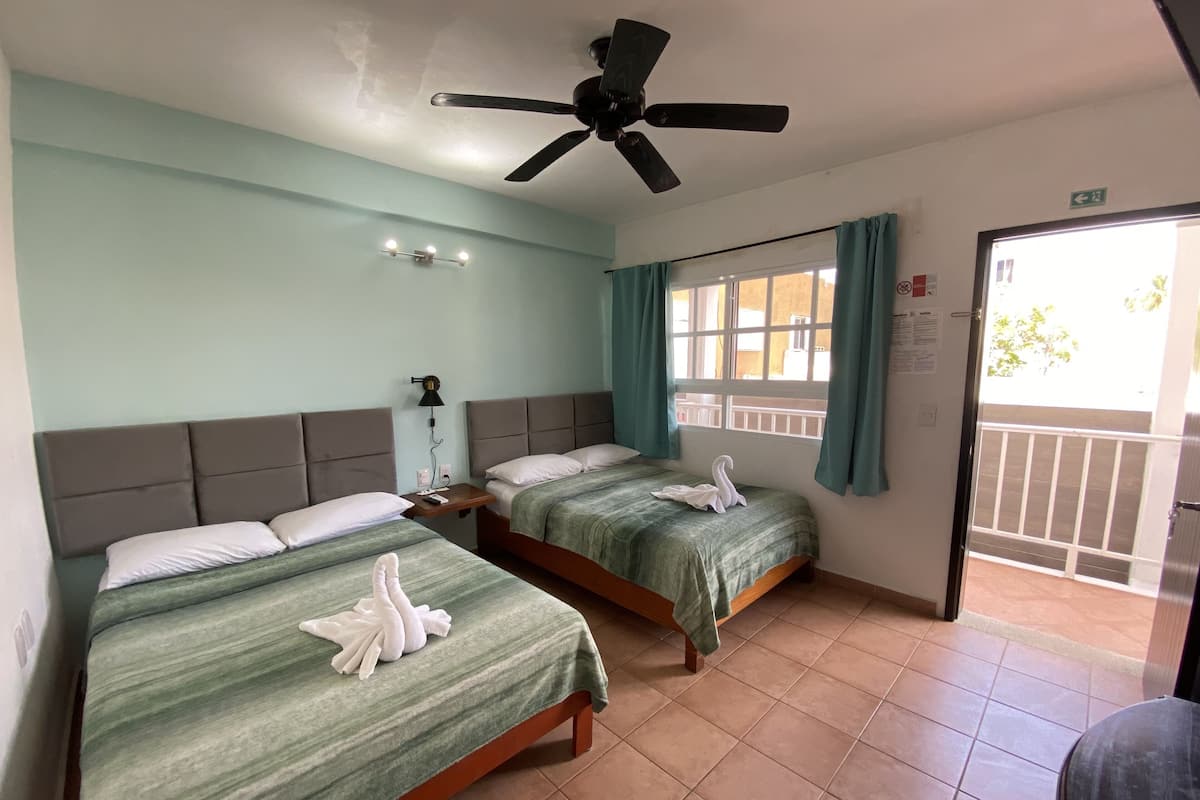 Familiekamer, 2 tweepersoonsbedden (with Fan and AC) | Een kluis op de kamer, een bureau, gratis wifi, beddengoed