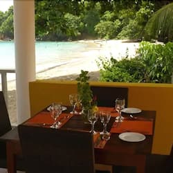 Cucina locale, con vista sul mare
