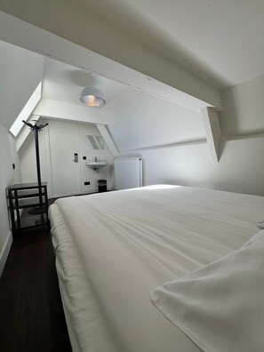 Free WiFi, bed sheets - Amigo Hostel (Amsterdam)