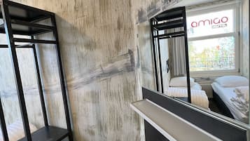 Une salle de bain moderne avec un grand miroir, un lavabo et une étagère en bois.