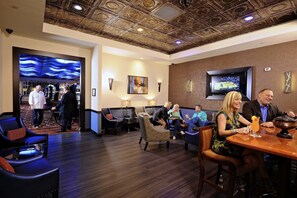 2 bars/lounges - Comanche Red River Hotel & Casino (Devol)