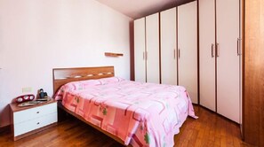 Standard Double Room, Shared Bathroom (Camera 02) - Holiday House Ospedale B&B (Pisa)