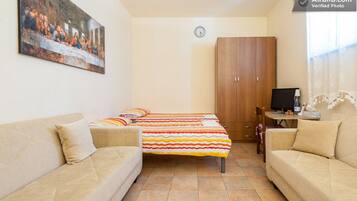 Standard Room (Camera 01) | Desk, laptop workspace, iron/ironing board, free WiFi