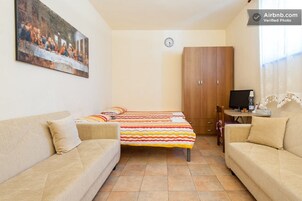 Standard Room (Camera 01) | Meja, ruang kerja komputer riba, seterika/papan seterika, Wi-fi percuma 