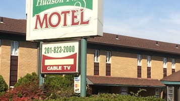 Señalización del Motel Hudson Plaza, con un número de contacto y un anuncio de televisión por cable.