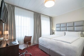 Roupas de cama antialérgicas, frigobar, cofres nos quartos, escrivaninha