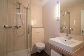 Articles de toilette gratuits, sèche-cheveux, serviettes fournies