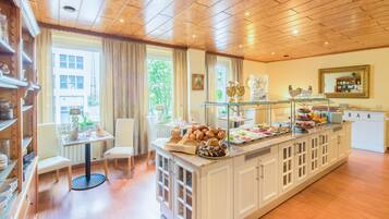 Tägliches Frühstücksbuffet (7 EUR pro Person)