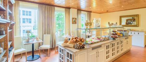 每日供应自助式早餐(每人 EUR 7)