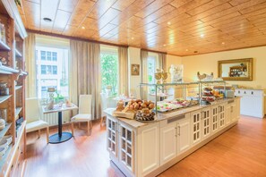 Petit déjeuner buffet (7 EUR par personne)