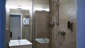 Articles de toilette gratuits, sèche-cheveux, serviettes fournies