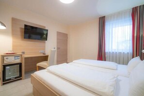 Allergitestet sengetøy, minibar, safe på rommet og skrivebord