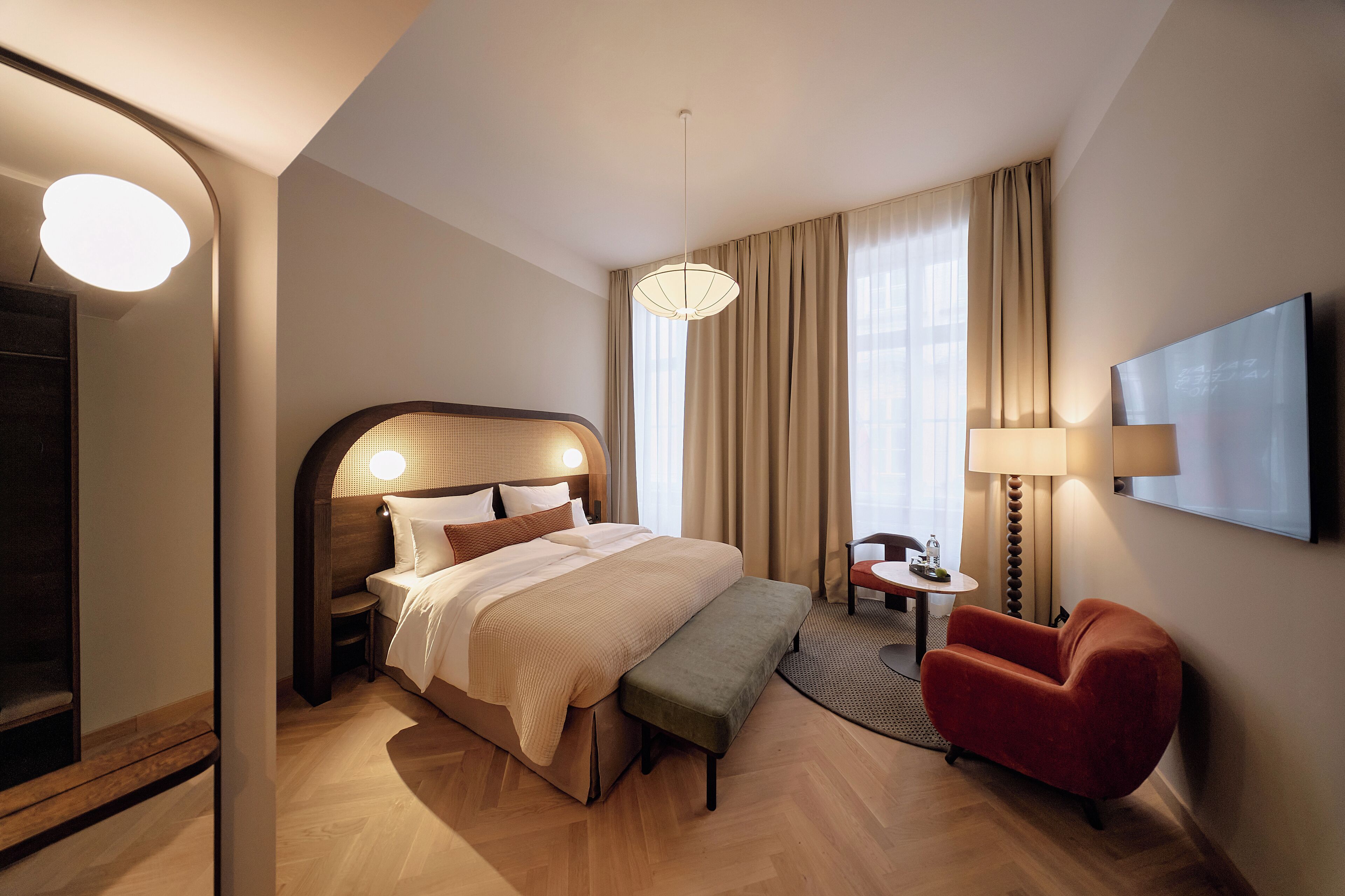 Quarto casal superior | Frigobar, cofres nos quartos, individualmente decorados, escrivaninha