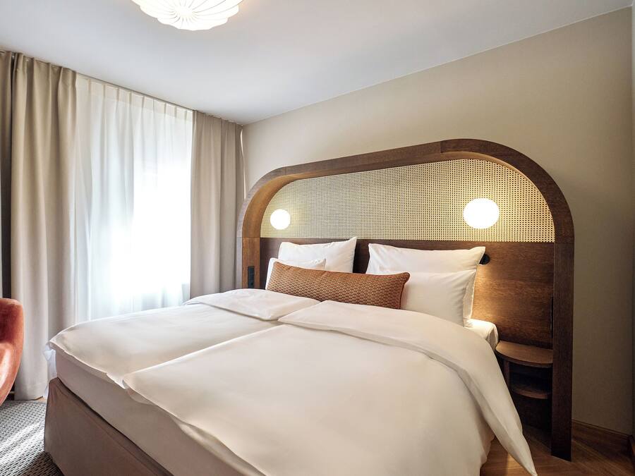 Minibar, caja de seguridad en la habitación y decoración personalizada