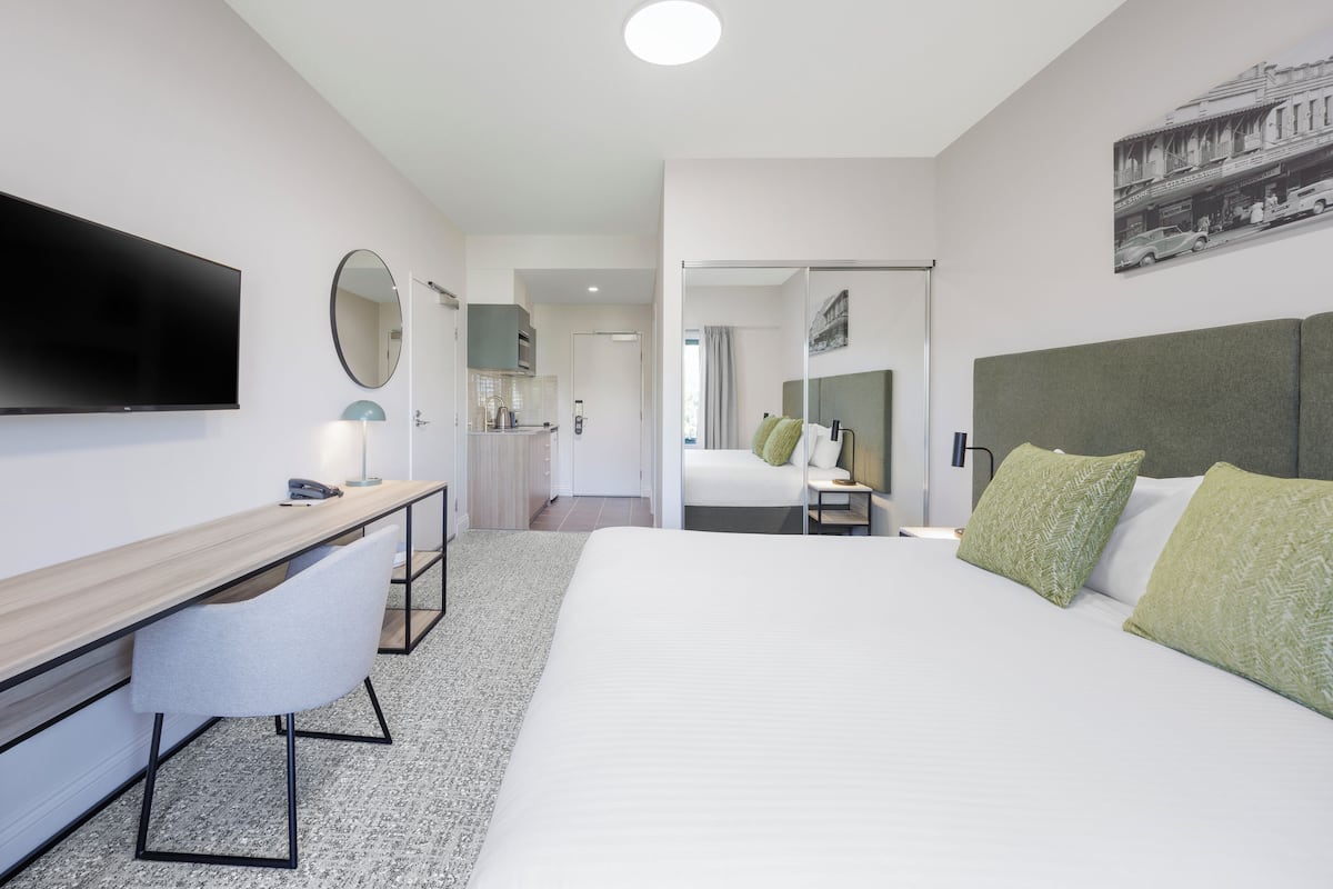1 bedroom, in-room safe, desk, iron/ironing board