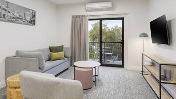 LCD TV, Netflix, streaming services