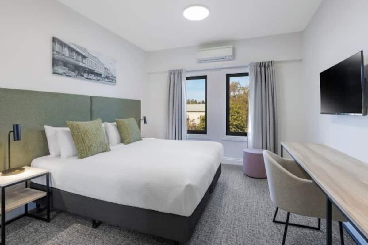 1 bedroom, in-room safe, desk, iron/ironing board
