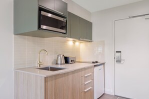 Réfrigérateur, micro-ondes, plaque de cuisson, bouilloire électrique