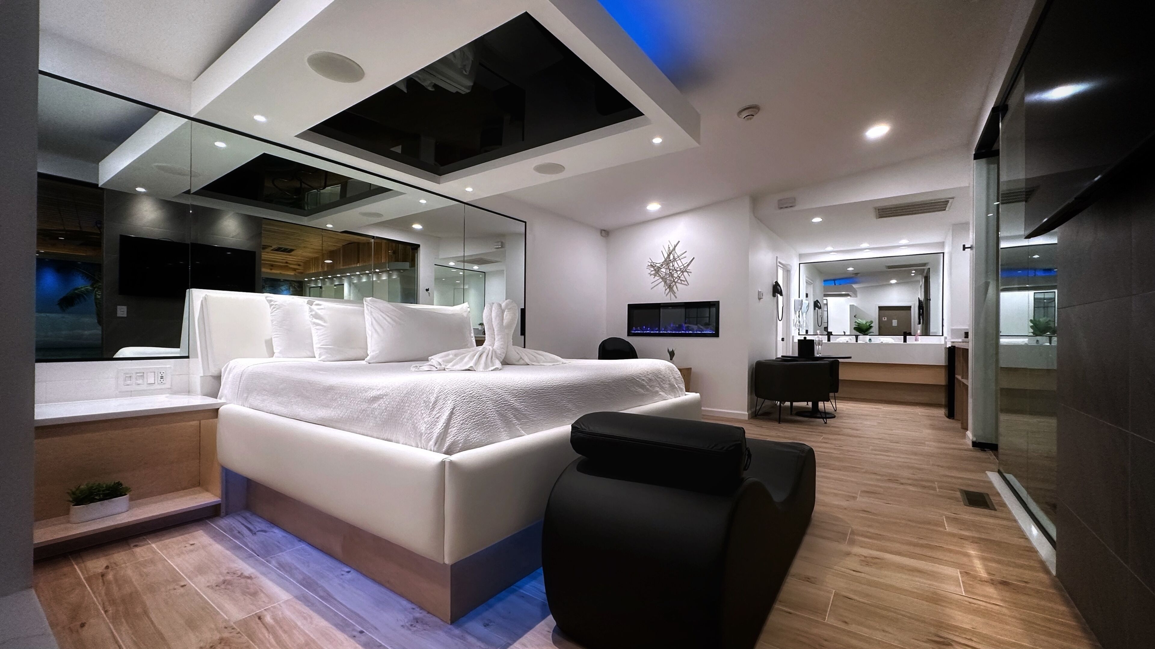 Paradise Swimming Pool | Individually decorated, individually furnished, bed sheets