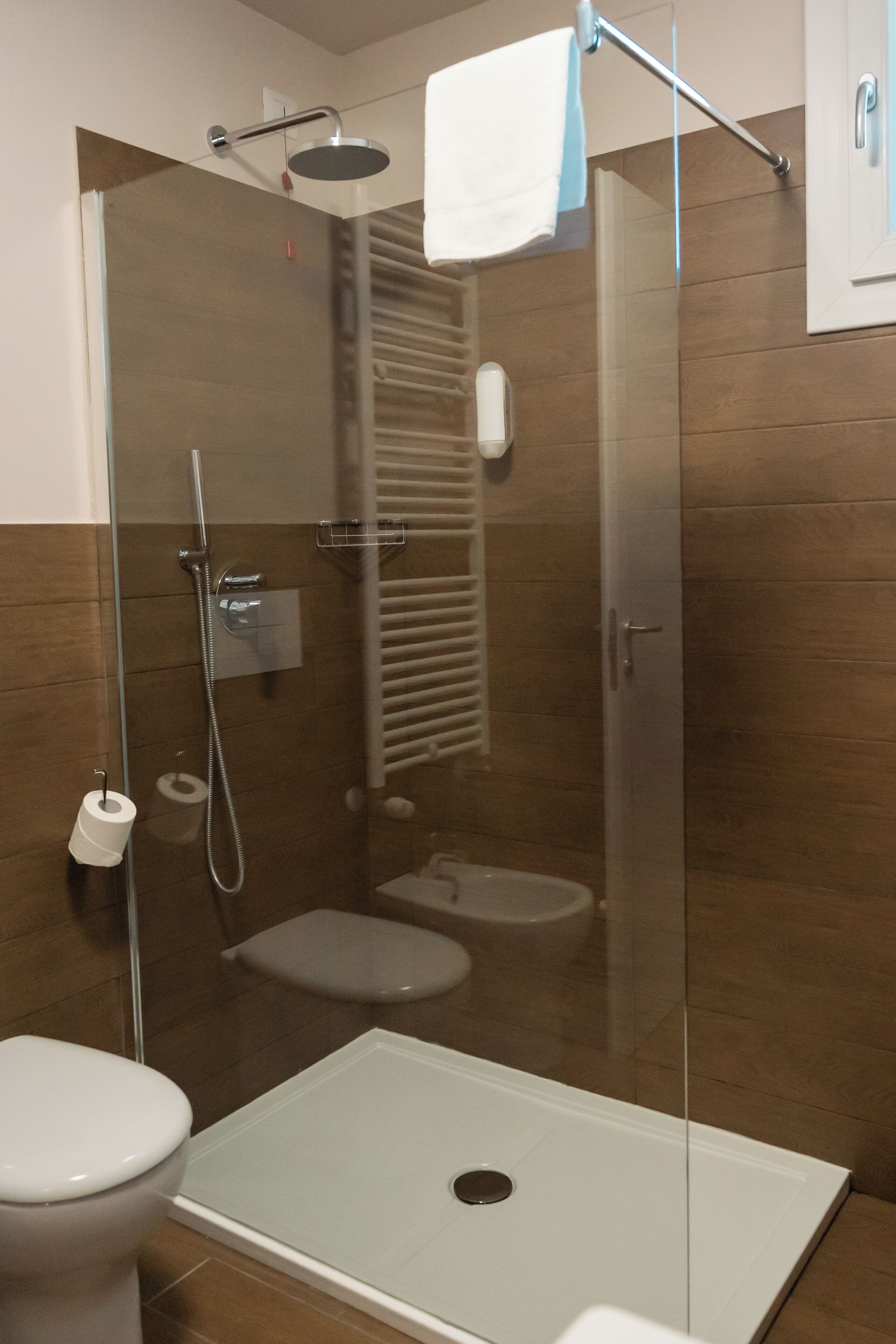 superior double room | bathroom | free toiletries, hair dryer, bathrobes, bidet