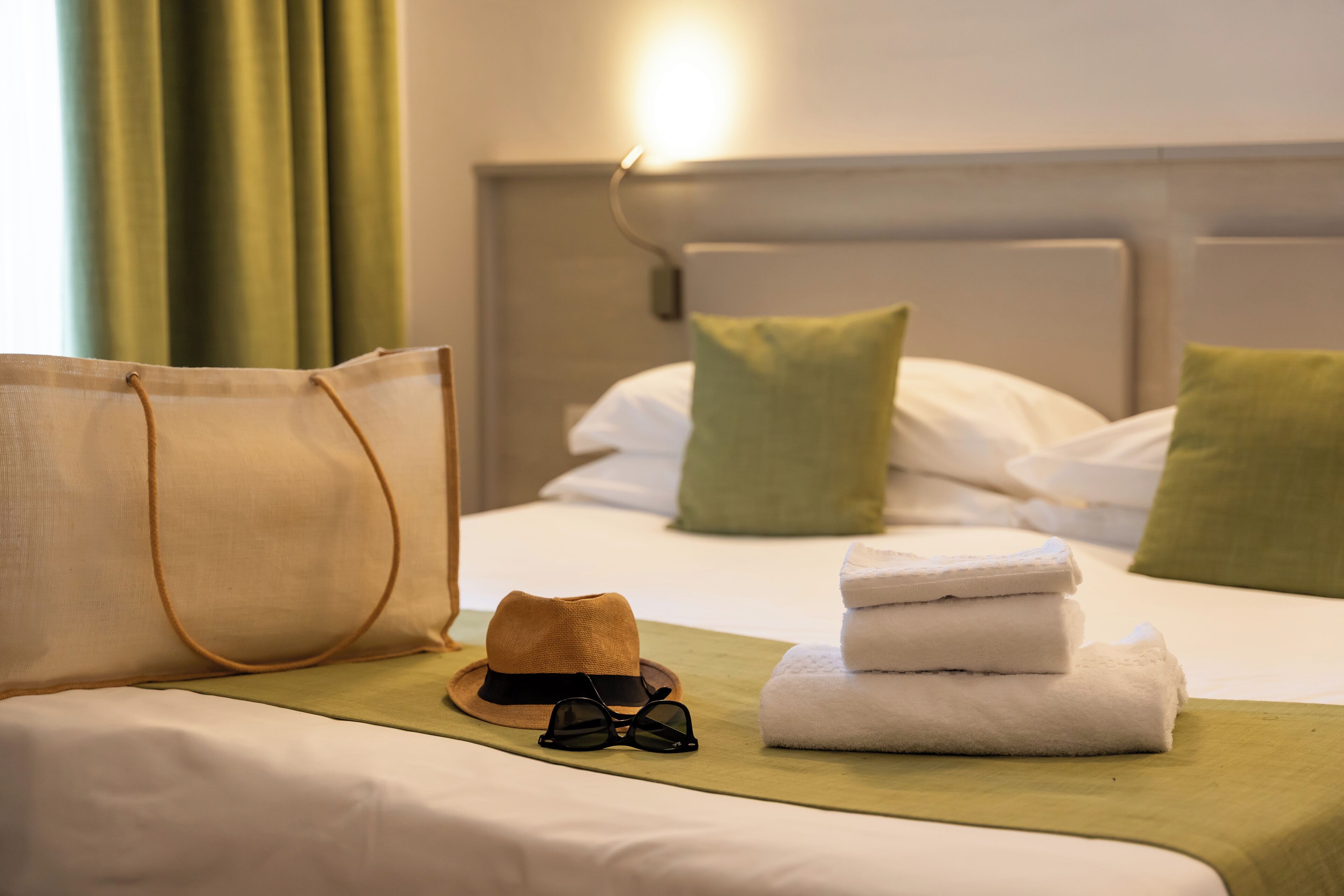 standard room | minibar, in-room safe, individually furnished, desk