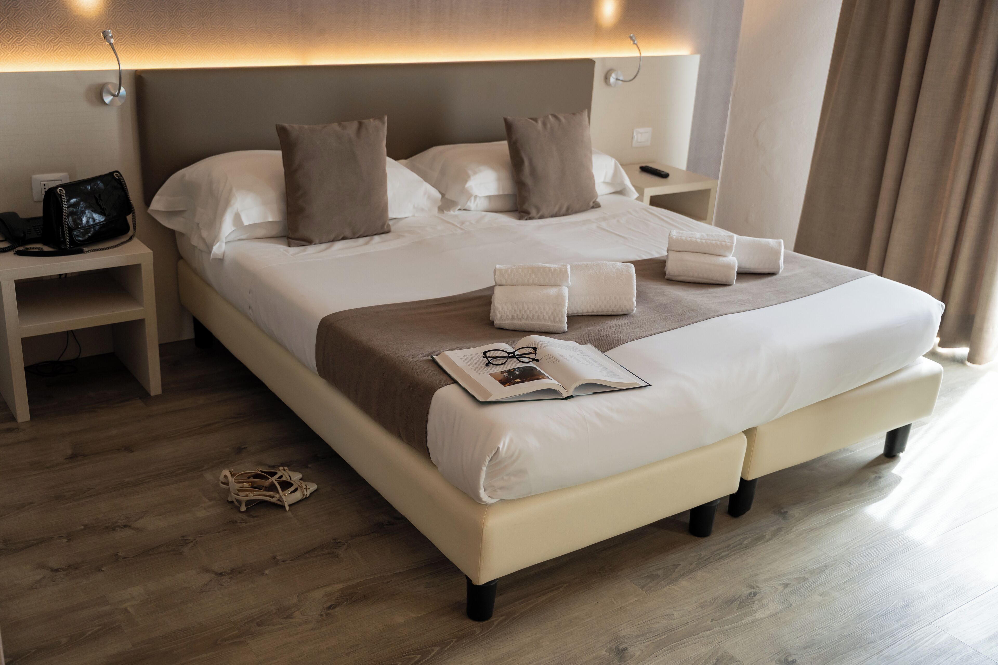 romantic suite, hot tub | minibar, in-room safe, individually furnished, desk