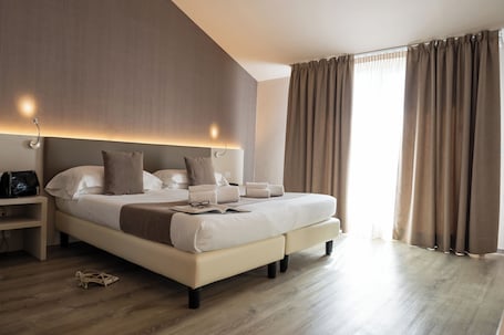 Suite Romantica, idromassaggio | Biancheria da letto di alta qualità, copriletto in piuma. Spa Hotel Splendid Sole