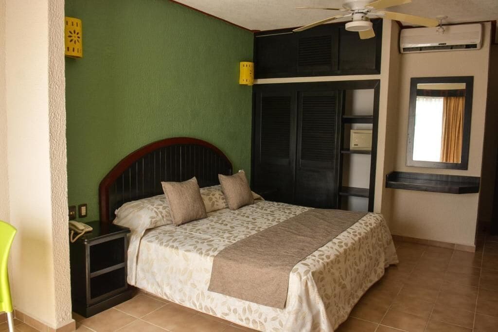In-room safe, bed sheets