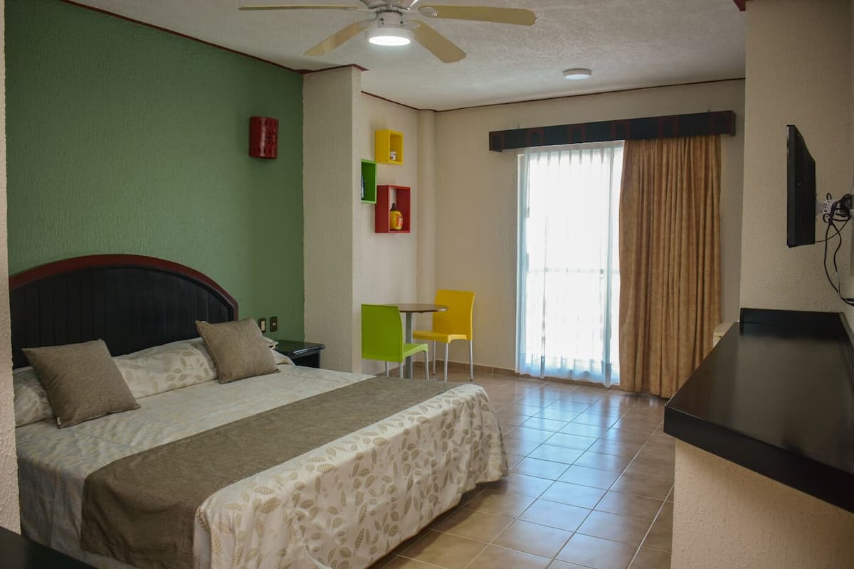 Grand Room | In-room safe, bed sheets