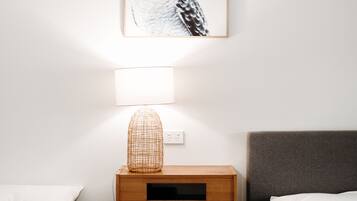 Habitación estándar | Escritorio, cortinas blackout y tabla de planchar con plancha