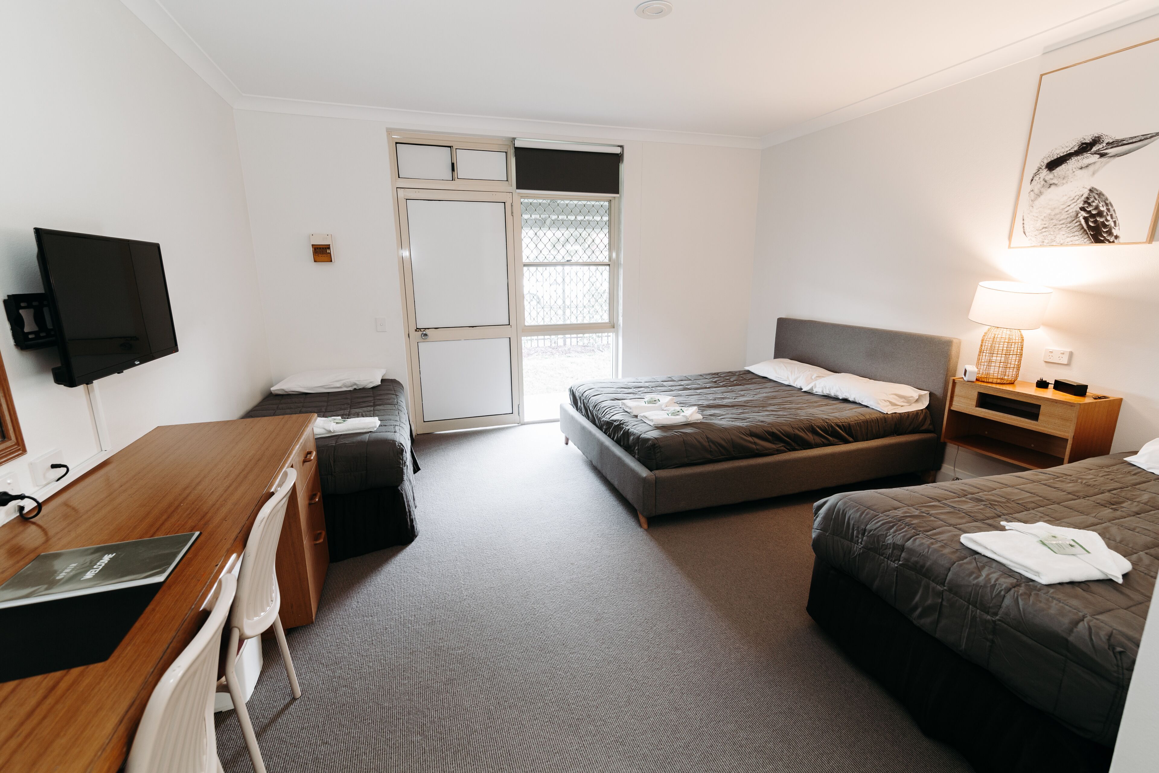 Standaard kamer | Een bureau, verduisterende gordijnen, een strijkplank/strijkijzer