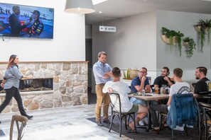 供应午餐和晚餐