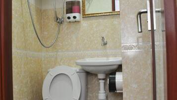 Dusche, kostenlose Toilettenartikel, Haartrockner, Handtücher