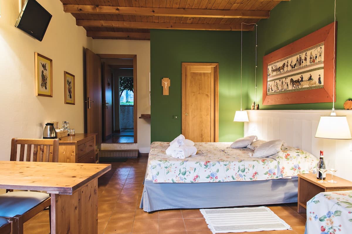Habitación estándar, 1 habitación | 2 dormitorios, escritorio, wifi gratis y ropa de cama
