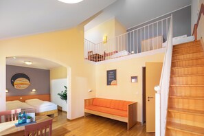 Gallery Quadruple Room | Premium bedding, in-room safe, desk, soundproofing - JUFA Hotel Nördlingen (Nördlingen)