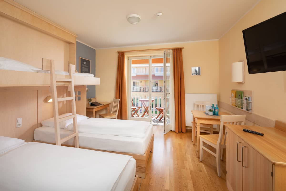 Familien-Dreibettzimmer | Hochwertige Bettwaren, Zimmersafe, Schreibtisch, schallisolierte Zimmer