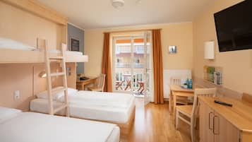 Family Triple Room | Peralatan tempat tidur premium, peti besi dalam bilik, meja