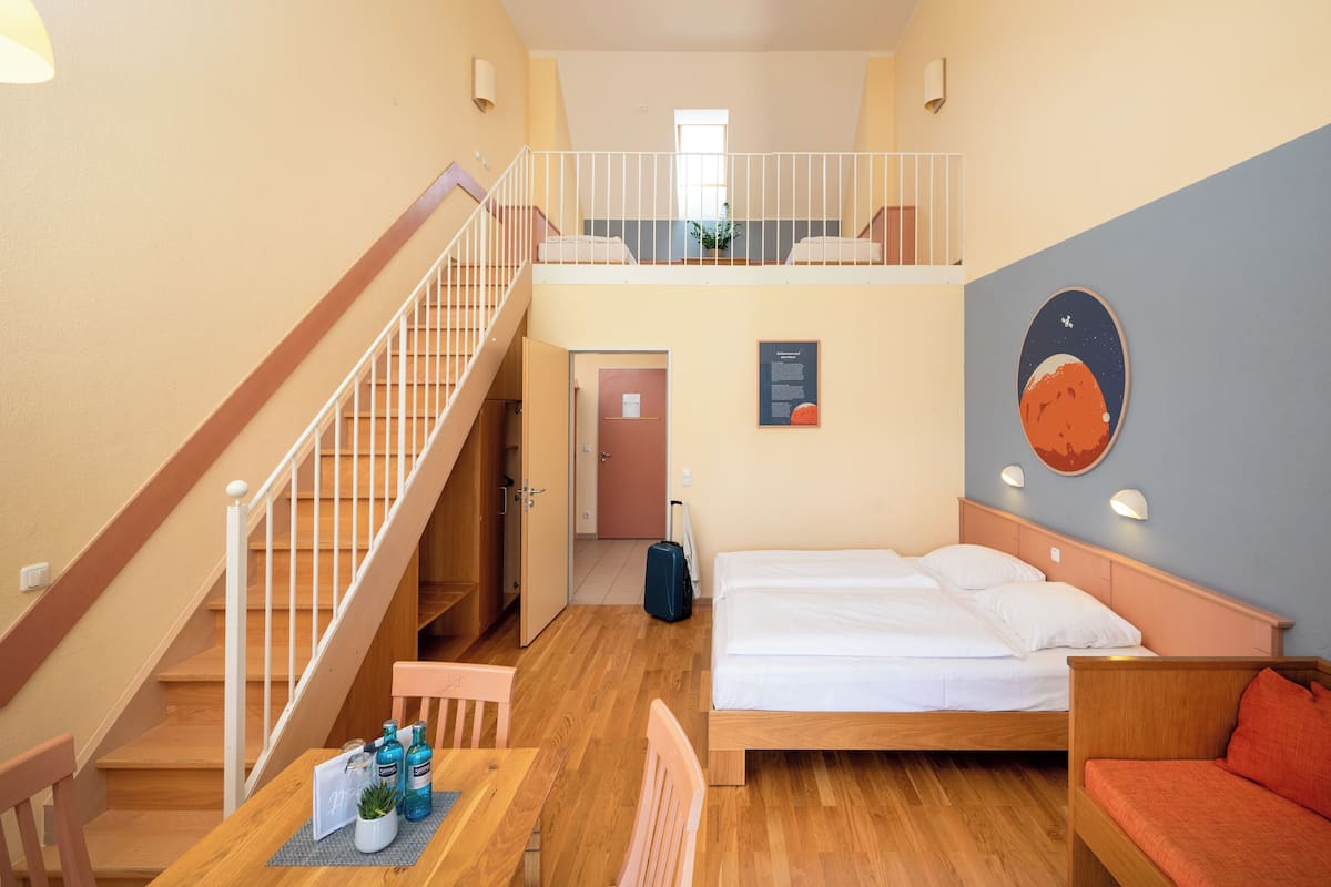 Gallery-Vierbettzimmer | Hochwertige Bettwaren, Zimmersafe, Schreibtisch, schallisolierte Zimmer