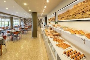Se ofrece un desayuno bufé todos los días (por un coste adicional)