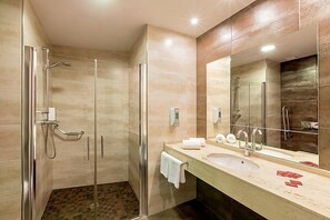 Shower, hair dryer, towels - Hotel Santamaría (Tudela)