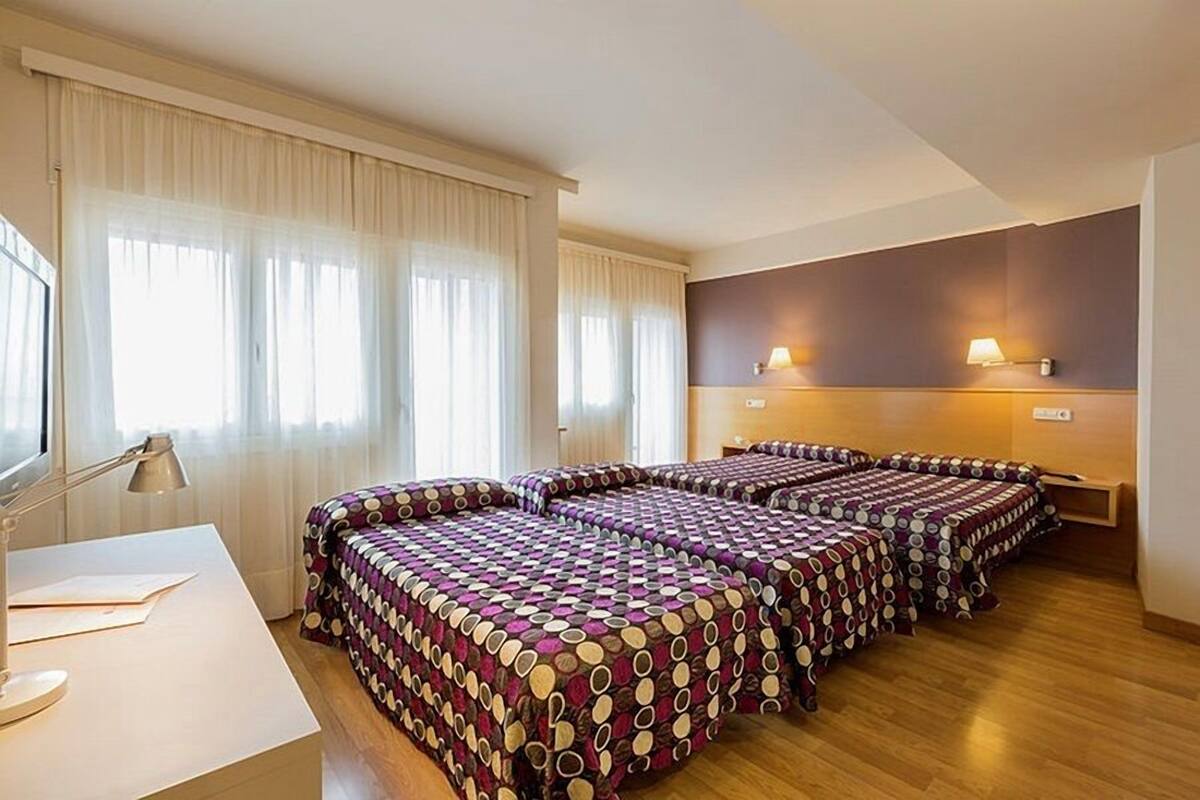 Escritorio, wifi gratis y ropa de cama