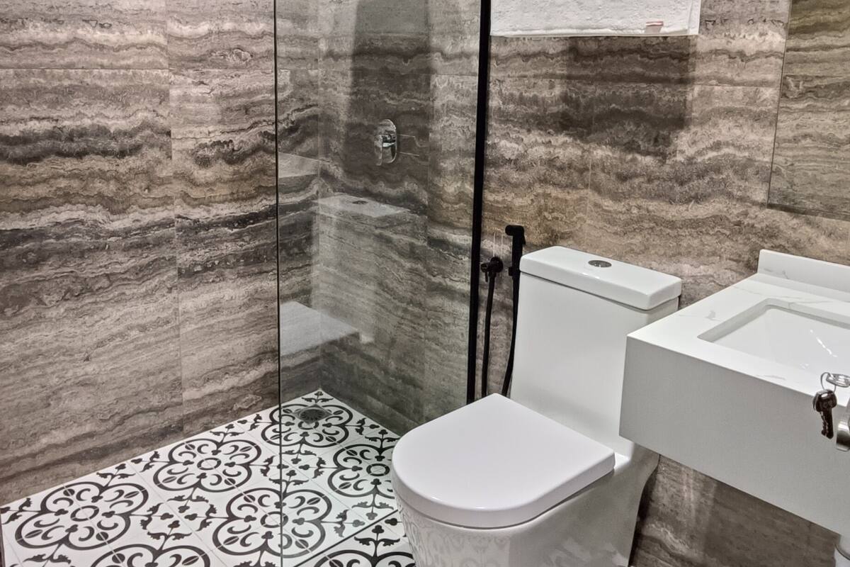 superior room, 1 king bed, non smoking, no windows | bathroom | shower, hair dryer, towels, shampoo