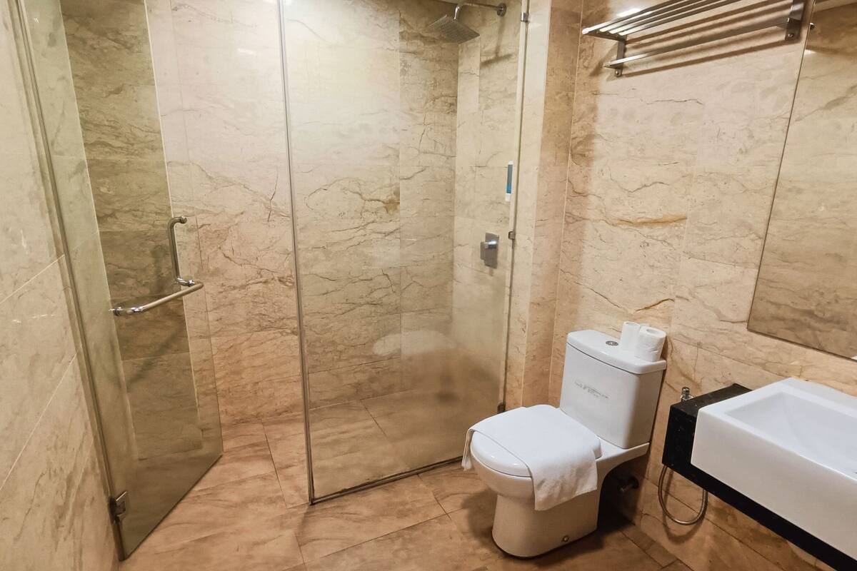 super deluxe | bathroom | shower, hair dryer, towels, shampoo