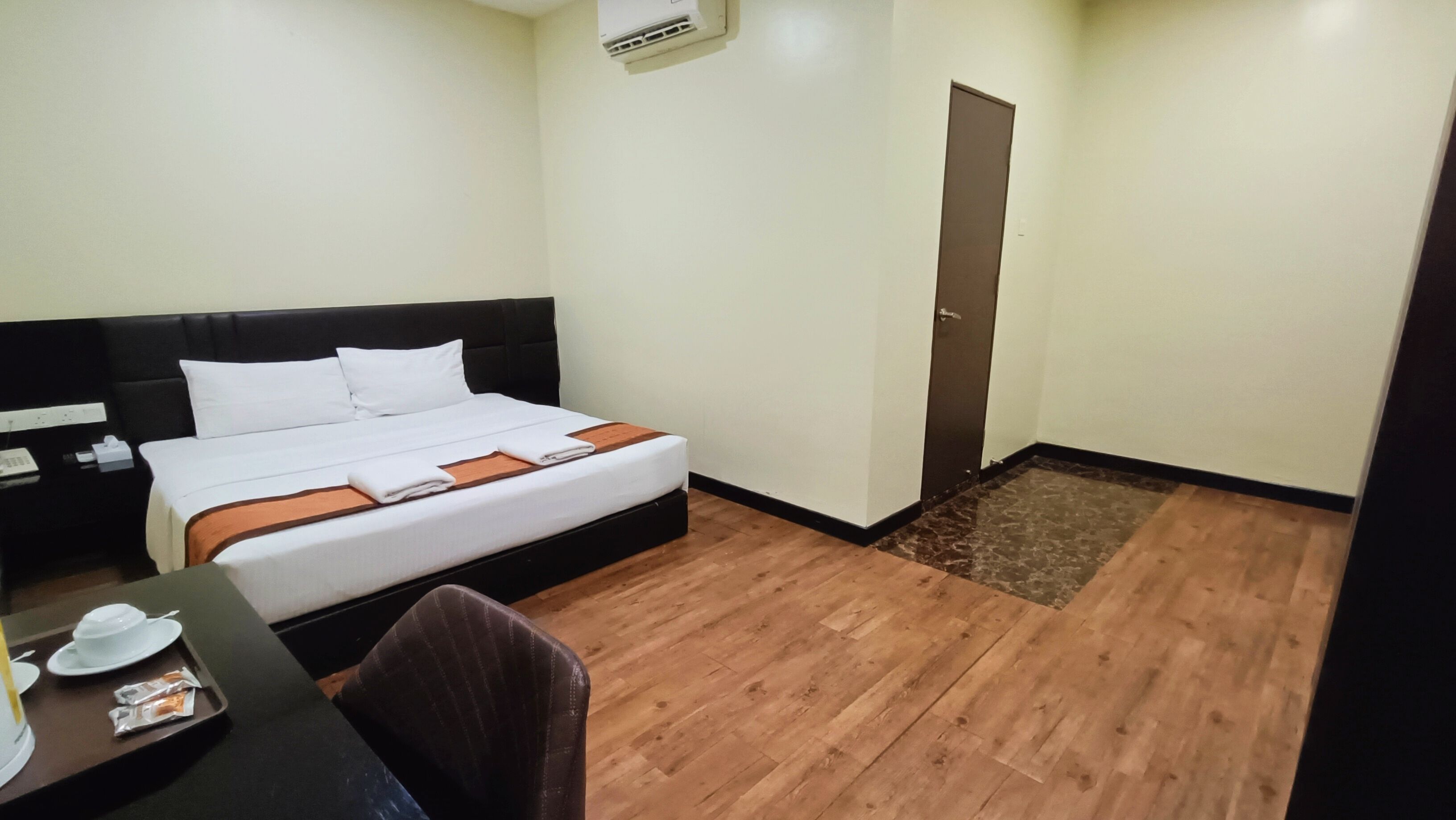 super deluxe  | in-room safe, iron/ironing board, free wifi, bed sheets