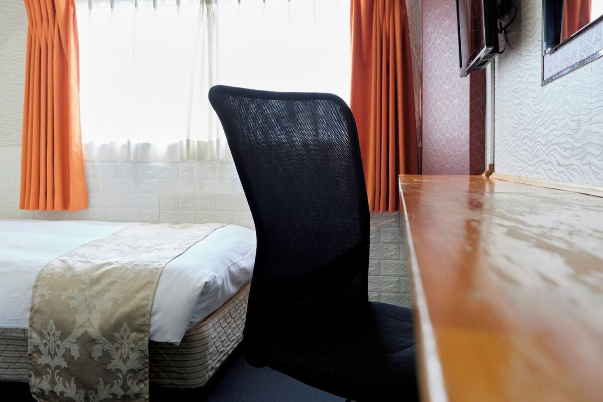 Escritorio, tabla de planchar con plancha, wifi gratis y ropa de cama