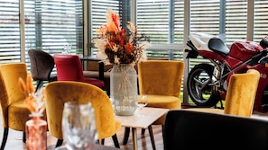 Serveert lunch en diner, regionale gerechten