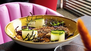 Serveert lunch en diner, regionale gerechten