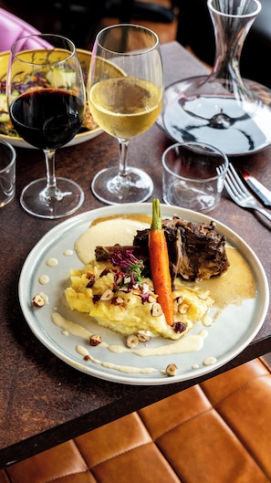 Serveert lunch en diner, regionale gerechten