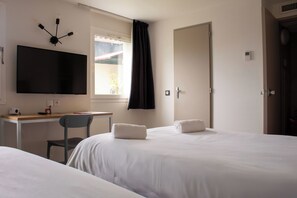 Superior Triple Room | Desk, blackout drapes, soundproofing, free cribs/infant beds